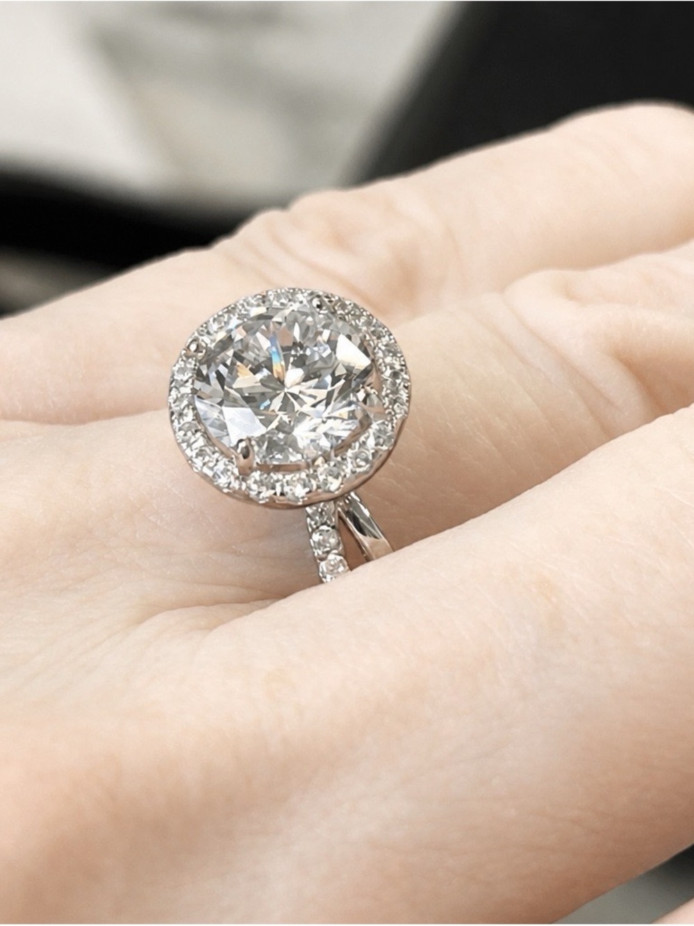 Stunning Swarovski-grade Austrian crystal solitaire w/halo Accents. 925 s.silver